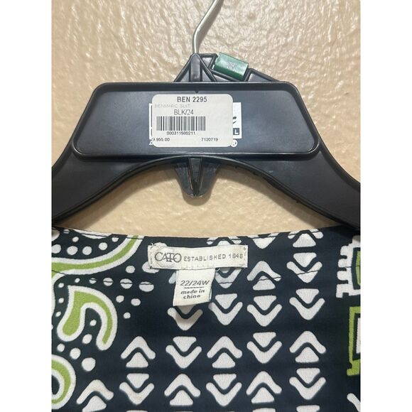 Cato Women’s 22/24W Button Up Blouse Green Black Tribal Print Career Top - Picture 3 of 5